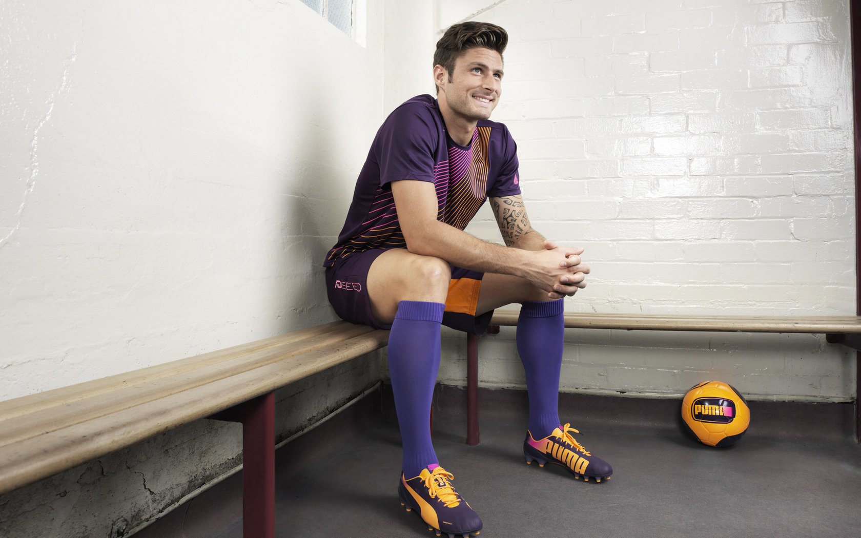 “高新体育中心：健力选手破纪录，举重赛场力与美的完美呈现”