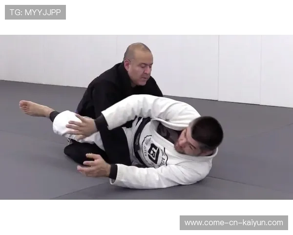 巴西柔术选手完成三角绞：技艺与力量的完美结合